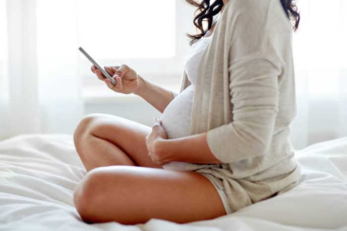 mängides mobiiltelefoni raseduse ajal