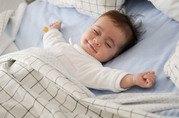beebi naeratab magamise ajal